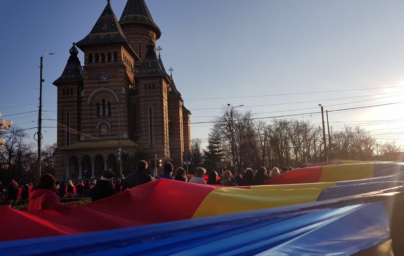 Tricolor gigant, întins în Piața Victoriei din Timișoara, de Ziua Micii Uniri| GALERIE FOTO