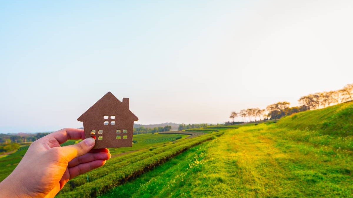 Agenții imobiliari care caută terenuri noi pentru a construi o casă nouă, idei de investiții imobiliare care trebuie luate în considerare din locație ca un factor important.