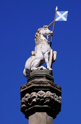 Statuie a unui unicorn cu steagul Scotiei, în Edinburgh