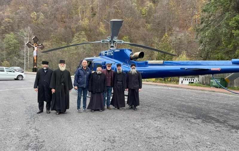 Directorul editurii „Lumea Credinței”, cu elicopterul la Mânăstirea Lainici. Motivul pentru care polițiștii au anunțat apoi că fac verificări