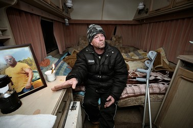 Pe noptiera din rulotă este o fotografie a binefăcătorului din Sibiu. Foto: Dumitru Angelescu / Libertatea