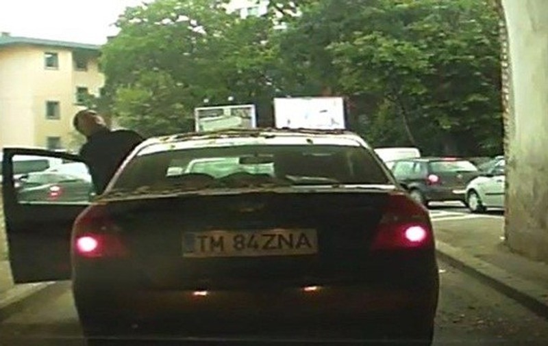 VIDEO | Unui timișorean i-a picat o bucată de tencuială pe mașină. A tras o sperietură zdravănă