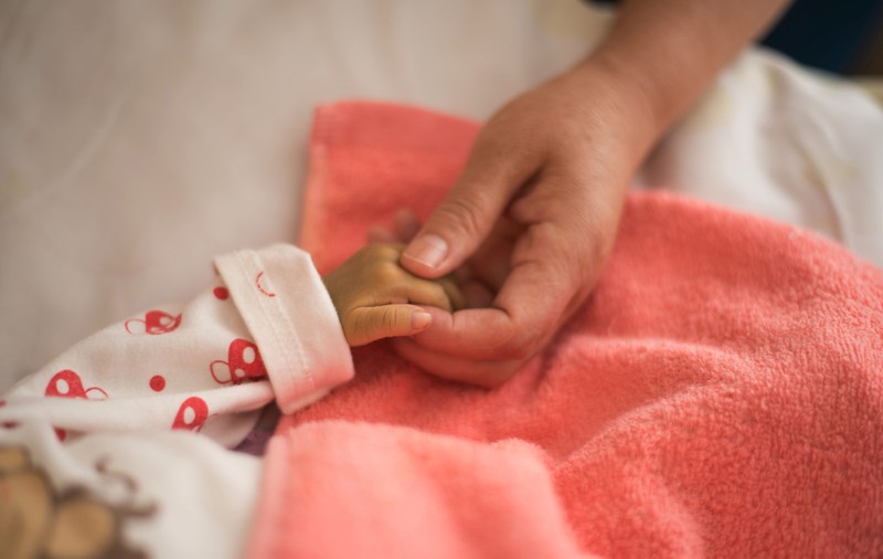 Mama fetiţei de 2 ani din Iași care a decedat după ce s-ar fi înecat și concubinul acesteia, arestați preventiv pentru 30 de zile