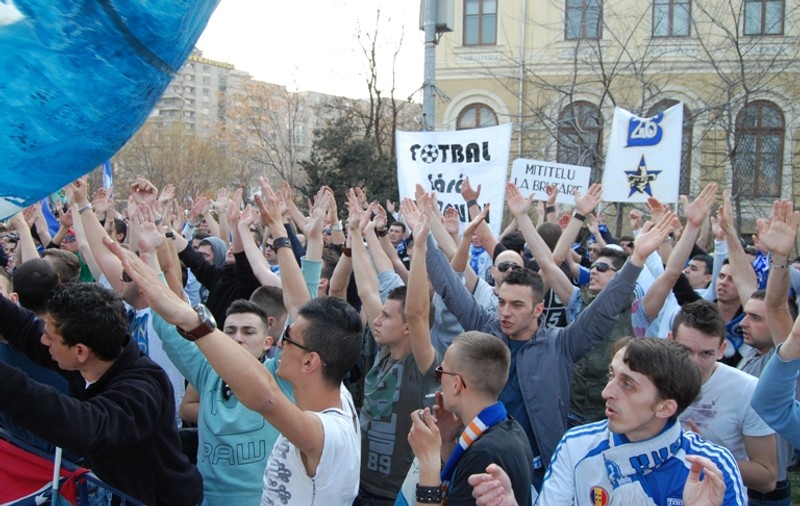 47 de fani amendaţi, după incidentele de la mitingul suporterilor craioveni 