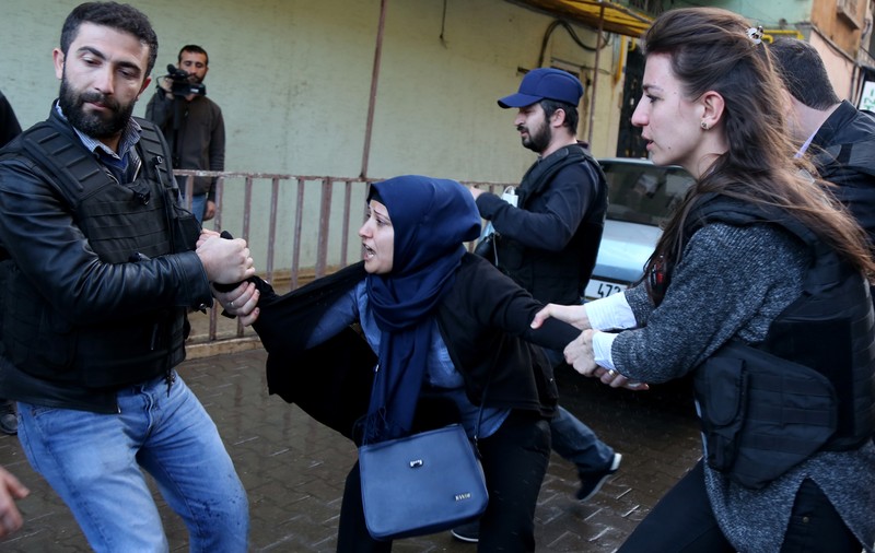 Atentat în Istanbul! Două femei înarmate au atacat o secție de poliție! VIDEO