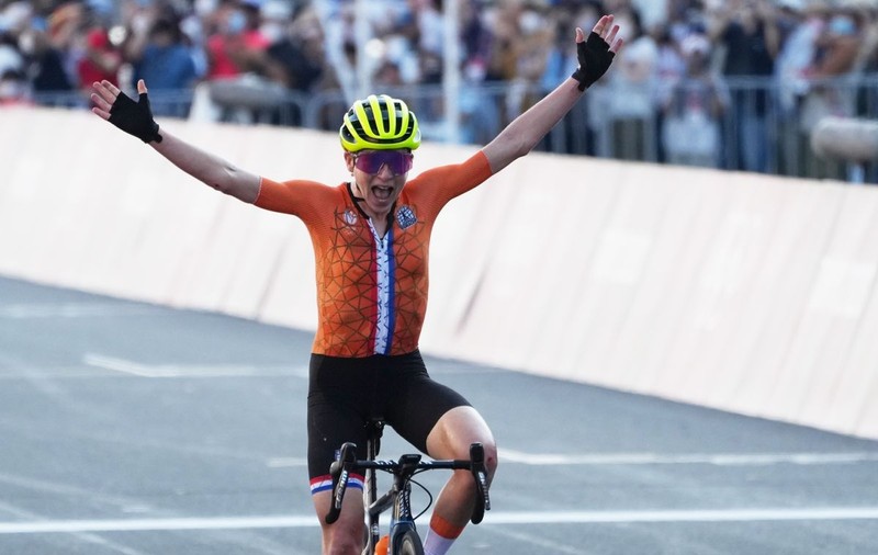 Bucurie înainte de vreme. O ciclistă a crezut că a luat medalia de aur la Tokyo, dar altă sportivă terminase cursa înaintea ei