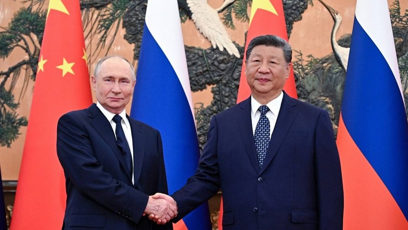 Vladimir Putin (stânga) și Xi Jinping își strâng mâna înainte de o întrevedere bilaterală anterioară Foto: Profimedia