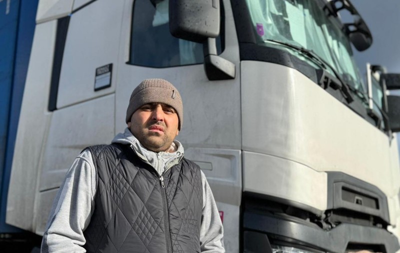 Un șofer de TIR care n-a mai ajuns de doi ani acasă și nu și-a luat de 7 luni leafa a sechestrat camionul și marfa pe marginea șoselei, în Olanda