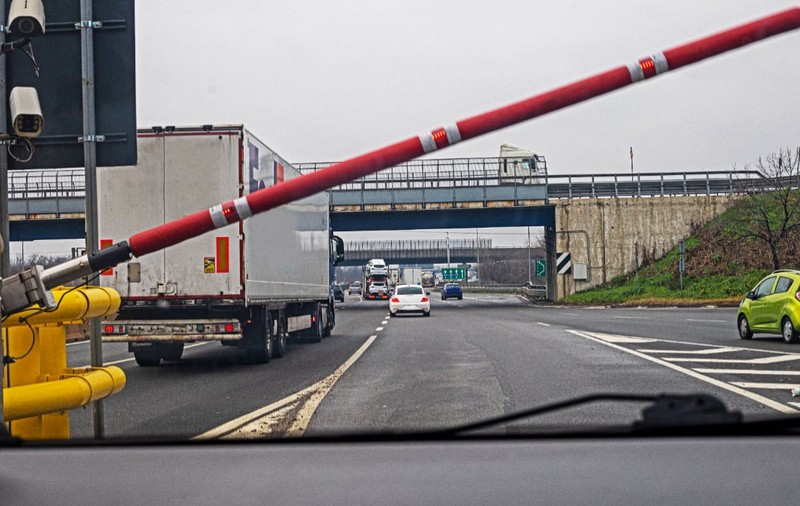 Cum furau angajații de la autostrăzi banii șoferilor, la stațiile de taxare. Pagubă de peste 1.000.000 de euro, în Italia