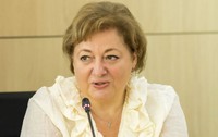 Florinela Georgescu, director de prognoză al ANM, cu părul blond-șaten vorbind la un microfon în cadrul unei conferințe sau prezentări oficiale.   