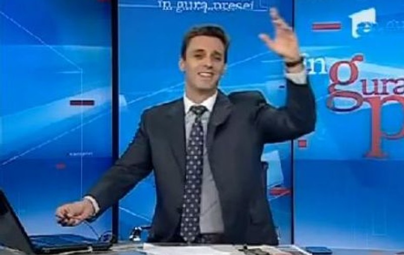 SUPERB! Mircea Badea se mişcă pe ritmurile melodiei "Împodobeşte mamă bradul" a lui Fuego! | VIDEO