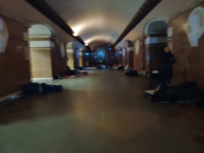Stațiile de metrou din Kiev au adăpostit de bombardamente, în noaptea de marți spre miercuri, mai ales femei și copii
