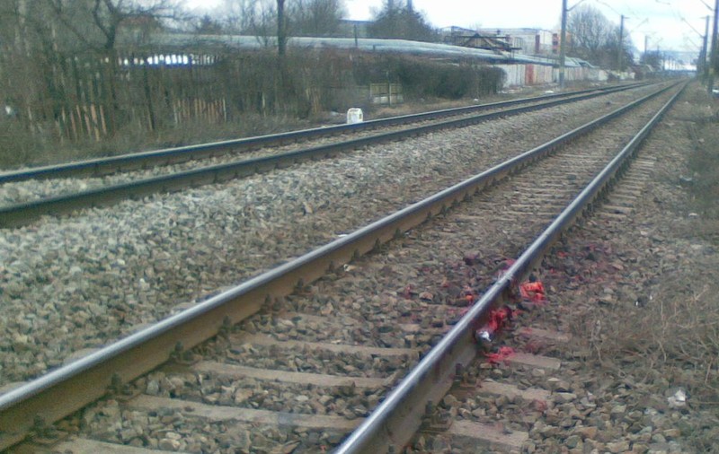 Un adolescent a murit după ce a sărit dintr-un tren în care s-a urcat din greşeală