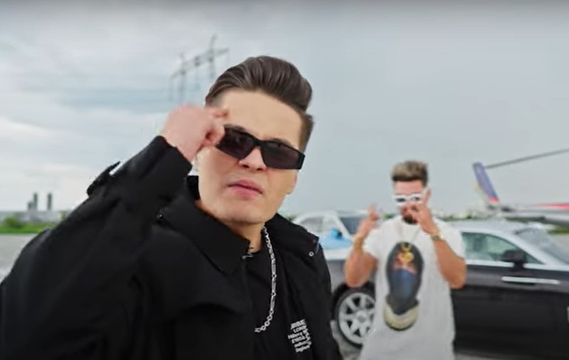 Selly și Dorian Popa, videoclip nou printre mașini de lux. Au avut chiar și un elicopter la dispoziție