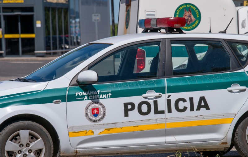 Doi polițiști amendau șoferi în timpul liber și băgau banii în buzunar, în Slovacia