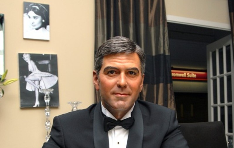 Îşi schimbă orientarea? Actorul George Clooney, dispus să se LASE PLĂTIT de un HOMOSEXUAL! 