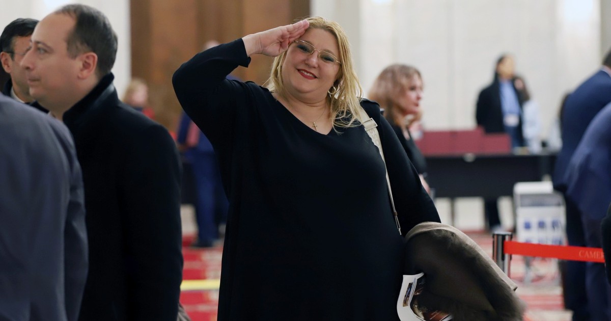 Diana Șoșoacă, îmbrăcată în negru și salutând, în Parlament