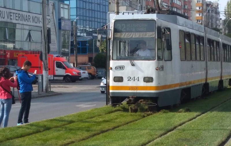 Primăria Sectorului 5 are o explicație halucinantă pentru gazonul pus între șinele de tramvai: "Ajută la calmarea psihicului uman!"