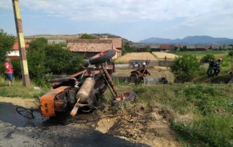 Un tractor a fost lovit de un tren cu pasageri, în Harghita. O persoană a murit pe loc