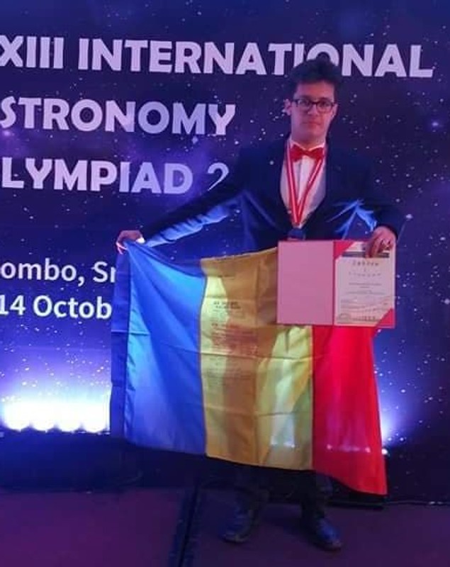 Un elev român pe care ministerul nu l-a putut trimite la Olimpiada Internațională de Astronomie a câștigat medalia de aur! A ajuns la competiție cu bani din donații!
