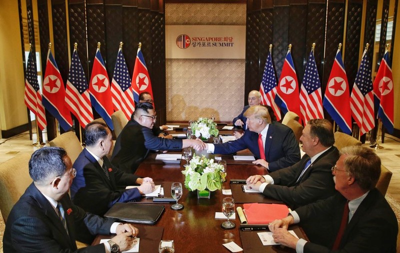 Cine a mai stat la masa negocierilor, alături de Donald Trump și Kim Jong-un