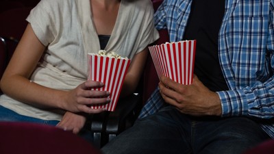 femeie-barbat-popcorn