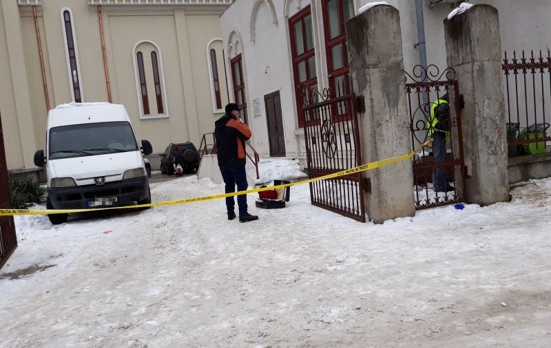 Bărbat mort, găsit agățat în gardul unei biserici din Galați. Era dezbrăcat și avea lovituri la cap