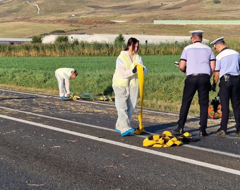 Un șofer de 19 ani, beat la volan, a lovit mortal trei tineri care mergeau pe marginea DN1, în județul Alba