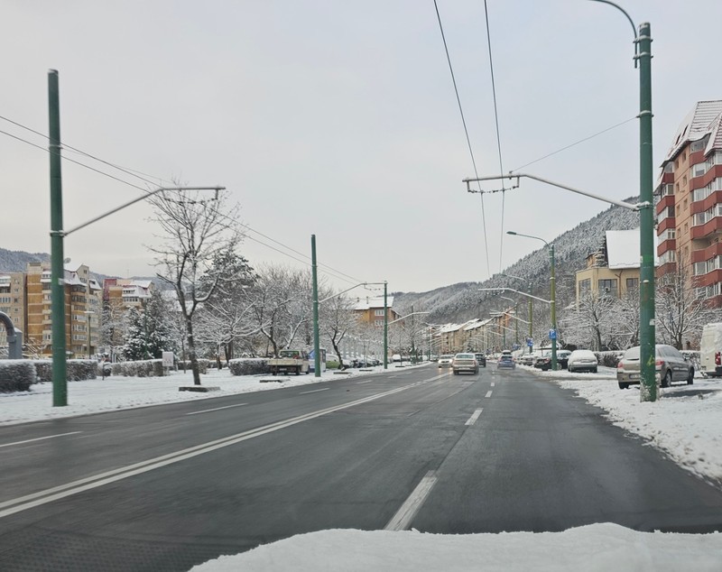 Iarna s-a întors la Brașov. Cum arată străzile după intervenția a zeci de utilaje de deszăpezire