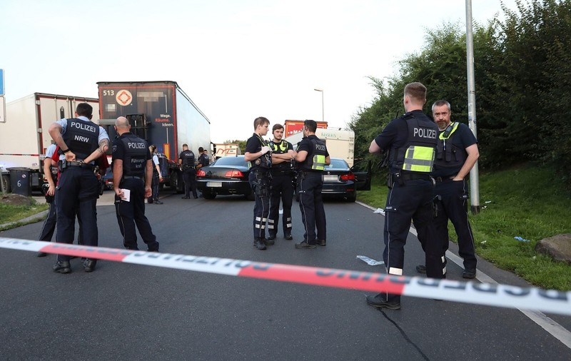 Șoferul de TIR care a salvat de la moarte un cuplu de români înjunghiat într-o parcare din Germania a fost concediat a doua zi