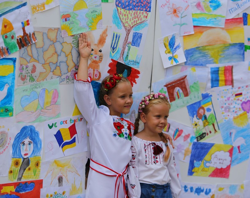 REPORTAJ. 150 de ucraineni au venit în fața ambasadei din București de ziua lor națională. „Vă mulțumim, oameni ai României”