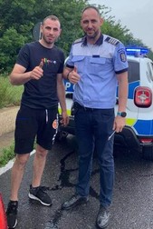 Polițistul, cu cheia în mână, și turistul pe care l-a ajutat. Foto: Facebook / Ministerul Afacerilor Interne