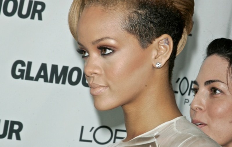 Rihanna, goala în faţa băiatului care îi curăţă piscina