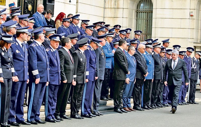 Lui Oprea îi place-n uniformă