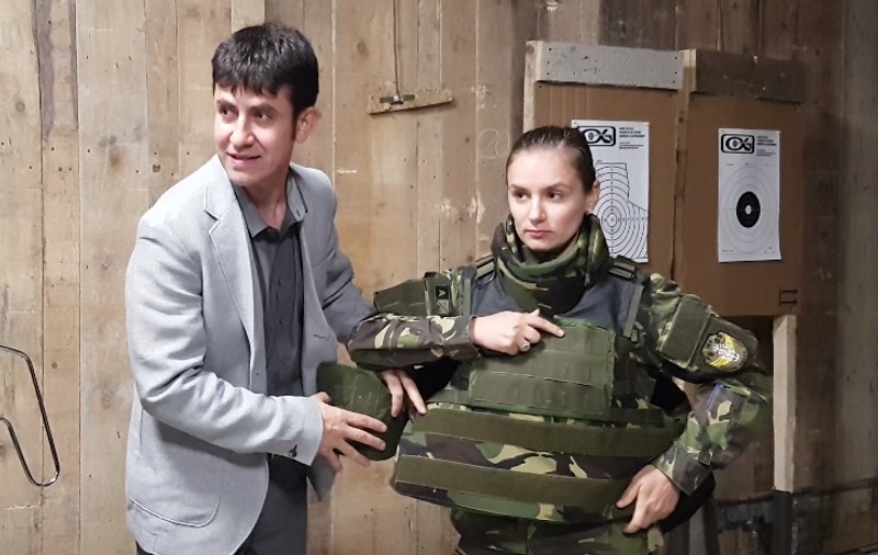 VIDEO. O provocare pentru o echipă formată din bărbați! Românii au realizat vesta antiglonț cu forme, pentru femeile din armată