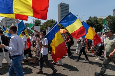 Oamenii pleacă din Piața Victoriei spre piața Romană