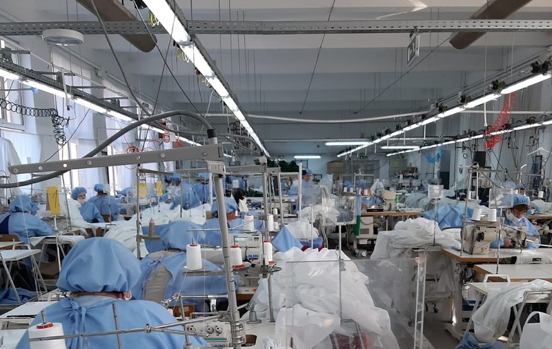 Cea mai veche fabrică românească de bluze și cămăși a început să producă măști și combinezoane de protecție
