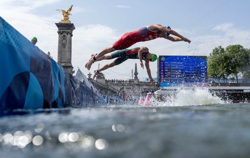 JO 2024. Doi triatlonişti portughezi s-au îmbolnăvit după ce au înotat în Sena la ştafetă mixtă