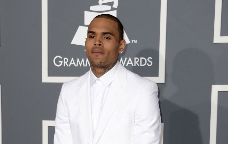 Chris Brown a fost eliberat. Ce mesaj a transmis artistul după orele petrecute în arestul poliției din Paris