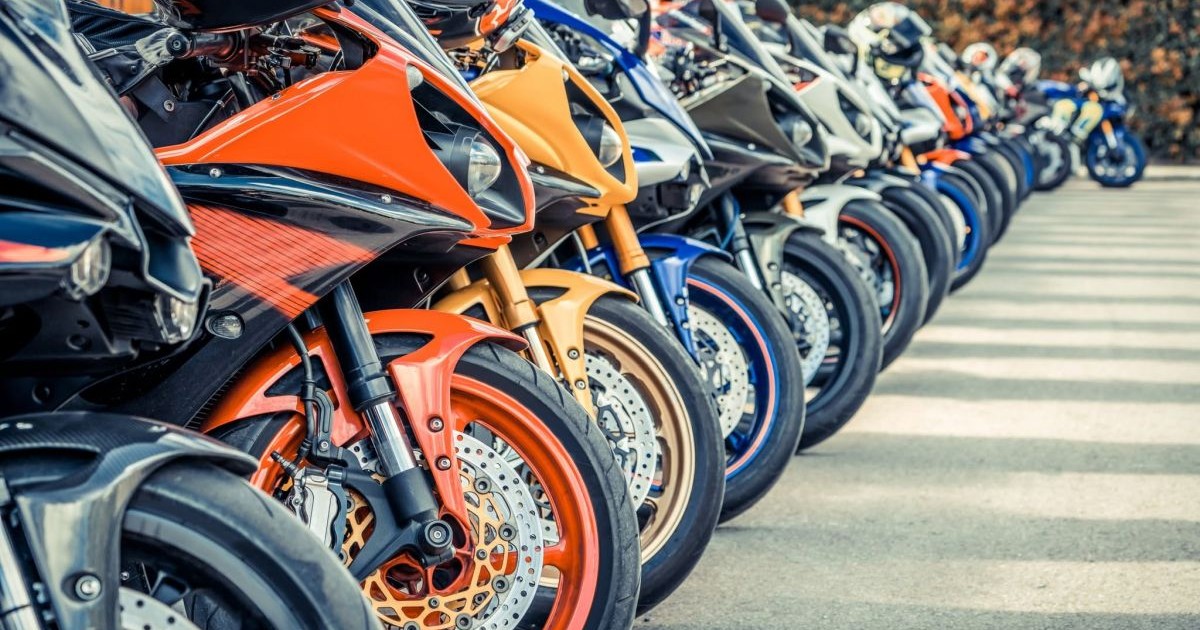 Mai multe motociclete stau parcate una lângă alta