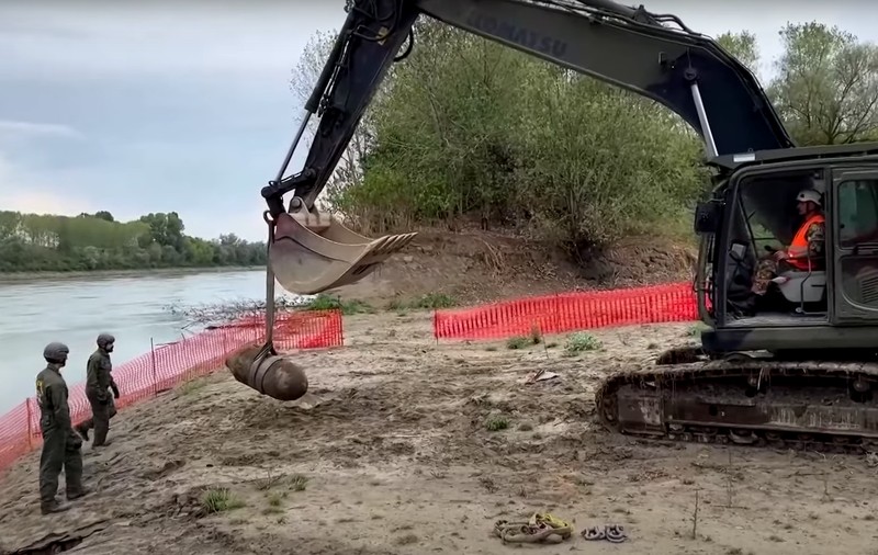 O bombă neexplodată de 450 de kilograme, scoasă la iveală de secetă, în albia râului Po