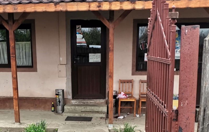 Vânzătoare atacată cu un cuțit de un client supărat că nu primește băutură pe datorie, în județul Buzău