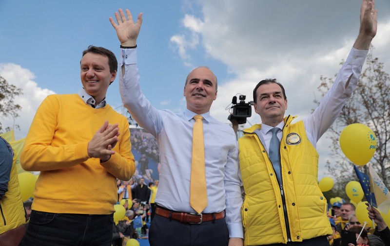 FOTO | Liberalii au mărşăluit pe străzile din Alexandria şi acuză PSD că le-a blocat organizarea mitingului