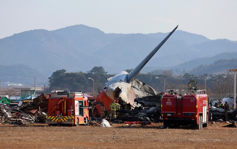 Momentul în care avionul sud-coreean aterizează „pe burtă”, se izbește de un zid și ia foc