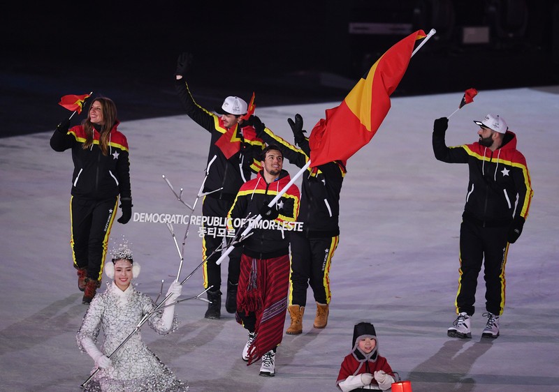 Schiorul Yohan Goncalves Goutt a purtat drapelul Timorului de Est la ceremonia de deschidere a Jocurilor Olimpice de iarnă PyeongChang 2018. Antrenorul Bogdan Gligor a fost și el prezent (în dreapta, cu barbă)| Foto: EPA