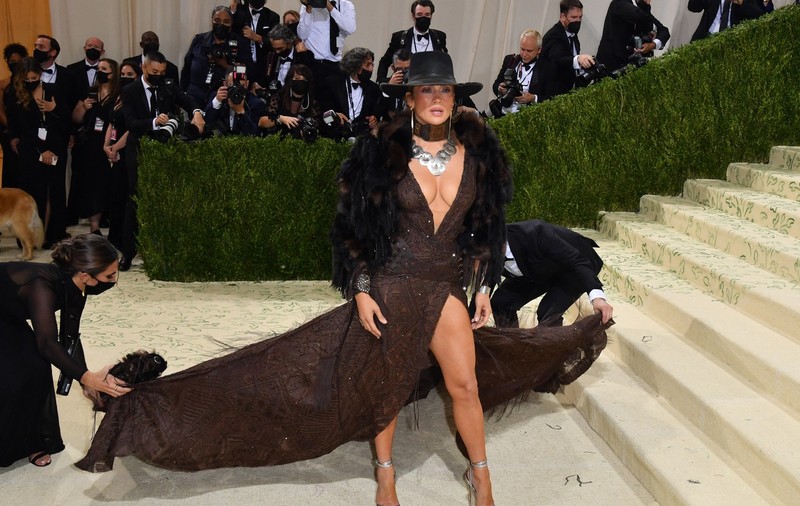 Apariţii memorabile la Met Gala de la New York. Jennifer Lopez şi Sharon Stone, printre starurile prezente la eveniment