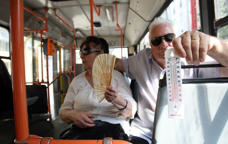 Explicația RATB pentru faptul că pasagerii se coc la peste 40 de grade Celsius