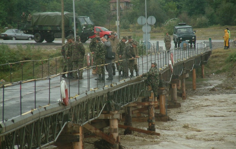 Pod de pontoane pentru traficul greu, la Buzău. Construcția, necesară pe timpul lucrărilor la podul de la Mărăcineni