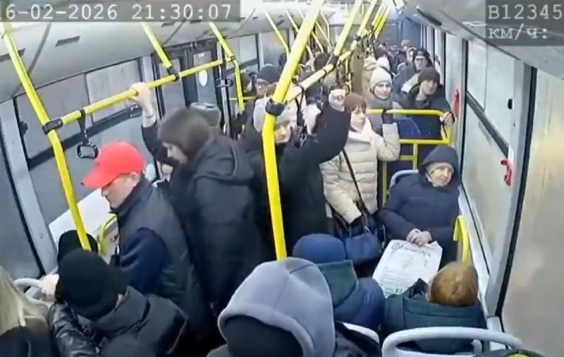 Un indicator rutier a zburat prin geamul unui autobuz plin cu pasageri și a rănit o elevă, în Rusia. Momentul a fost filmat