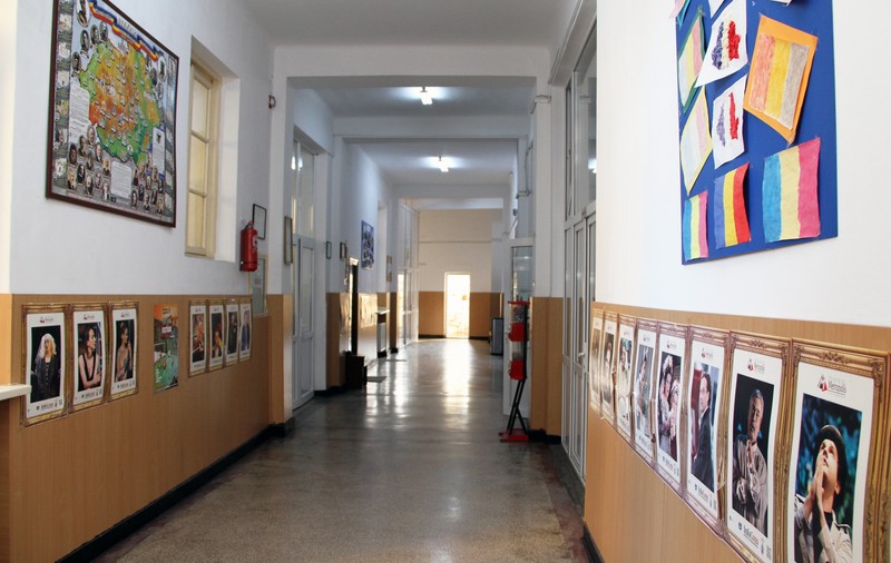 Profesorii, obligați să ducă la școală adeverințe că nu sunt violatori. Altfel, n-au voie la catedră